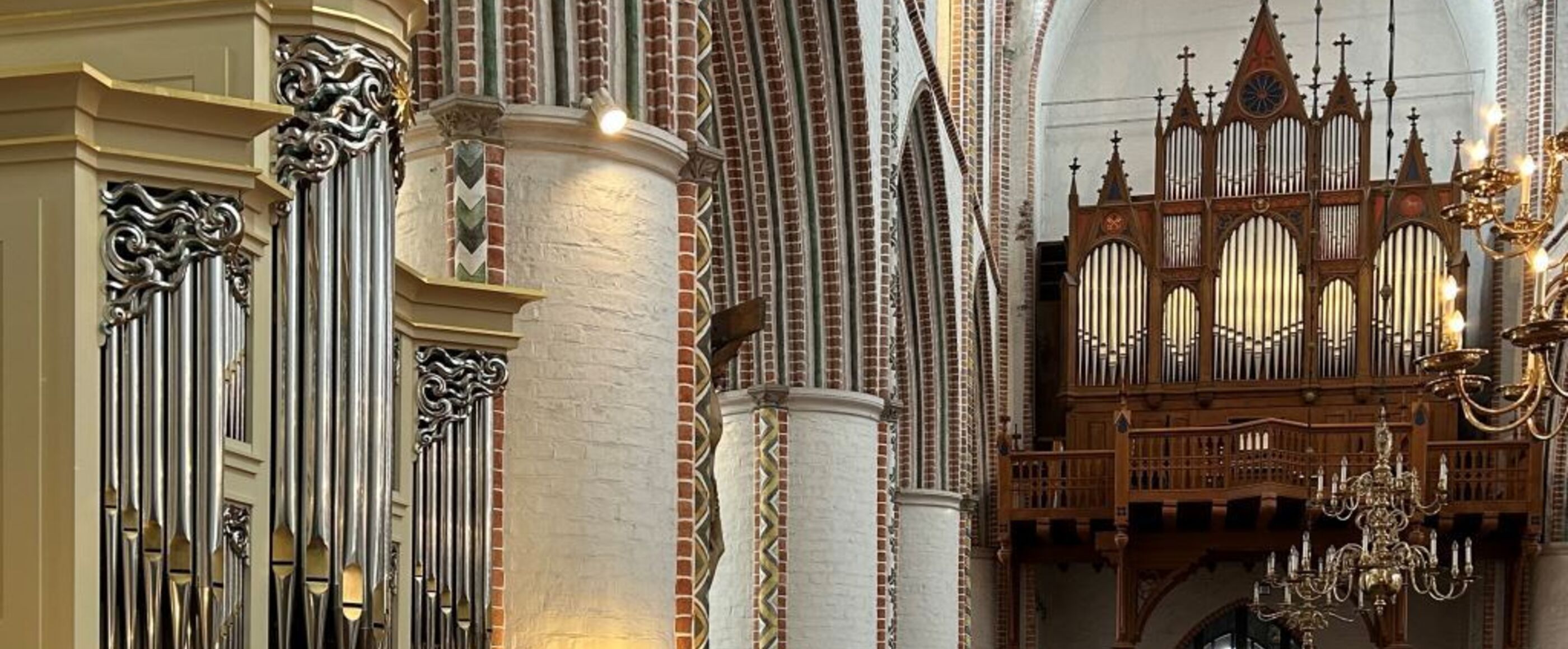 Zwei Orgeln in einer Kirche.