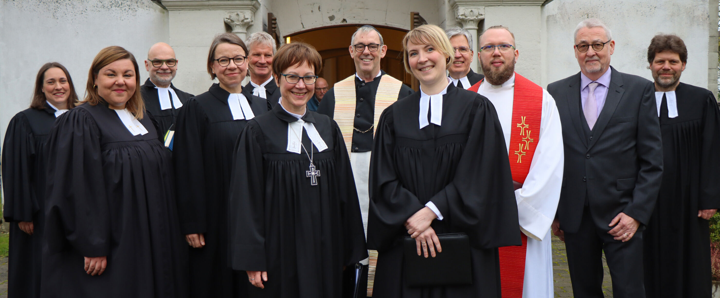 Regionalbischöfin Dr. Adelheid Ruck-Schröder (Mitte mit Kreuz) und rechts daneben Pastorin Jana Jäger mit vielen Mitwirkenden der Ordination.