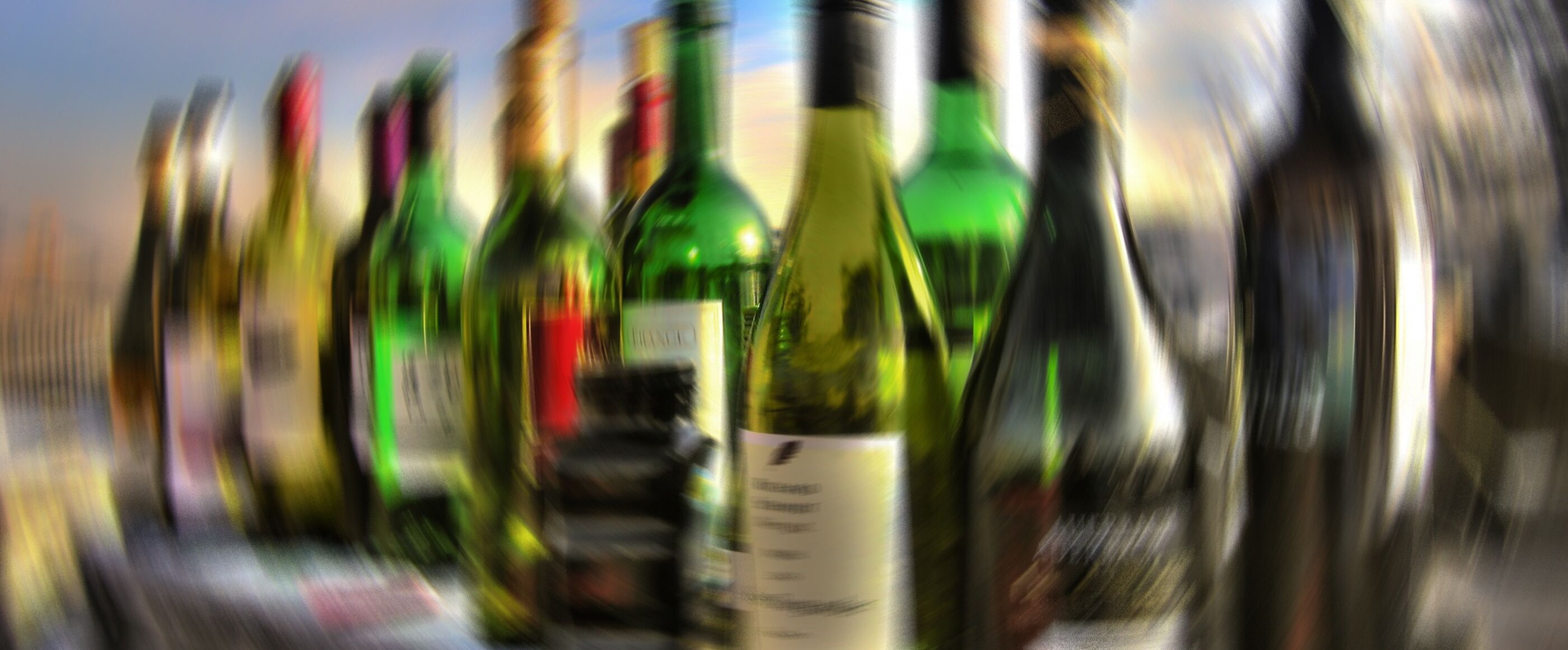 Mehrere durch einen Filter verfremdete Alkoholflaschen
