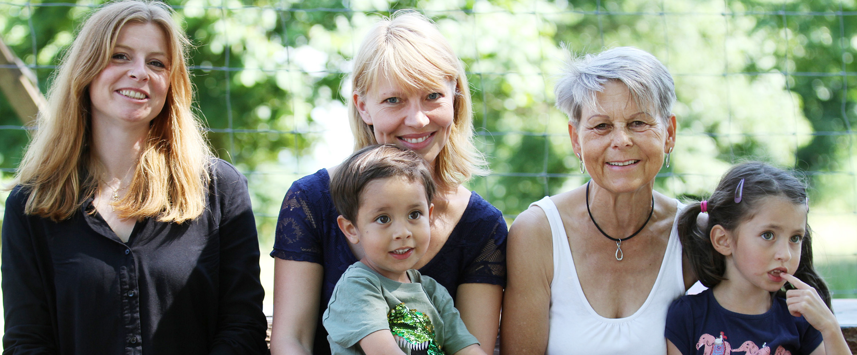 Projektleiterin Katrina Teigeler, Mama Karoline Ryll und Wunschoma Carmen Trentzsch mit Enno (4) und Ellah (6). Foto: Lothar Veit