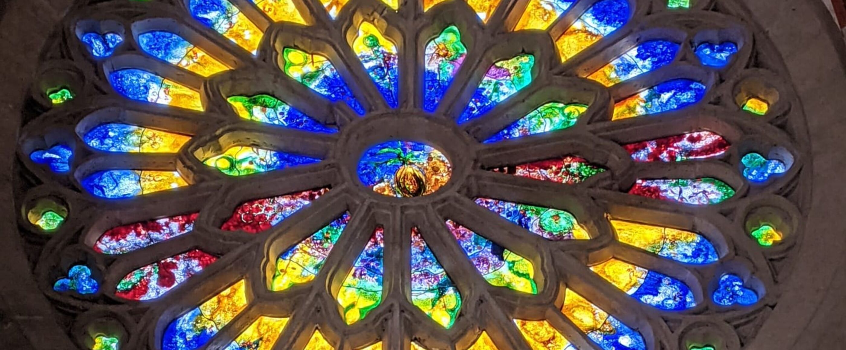Ein Buntglasfenster in einer Kirche.