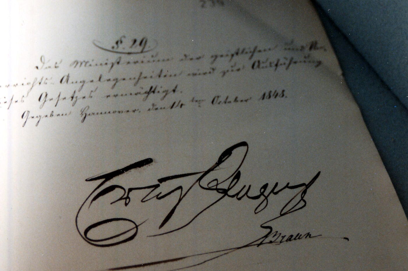 Das Bild zeigt die Unterschrift von König Ernst August auf einem weißen Blatt Papier.