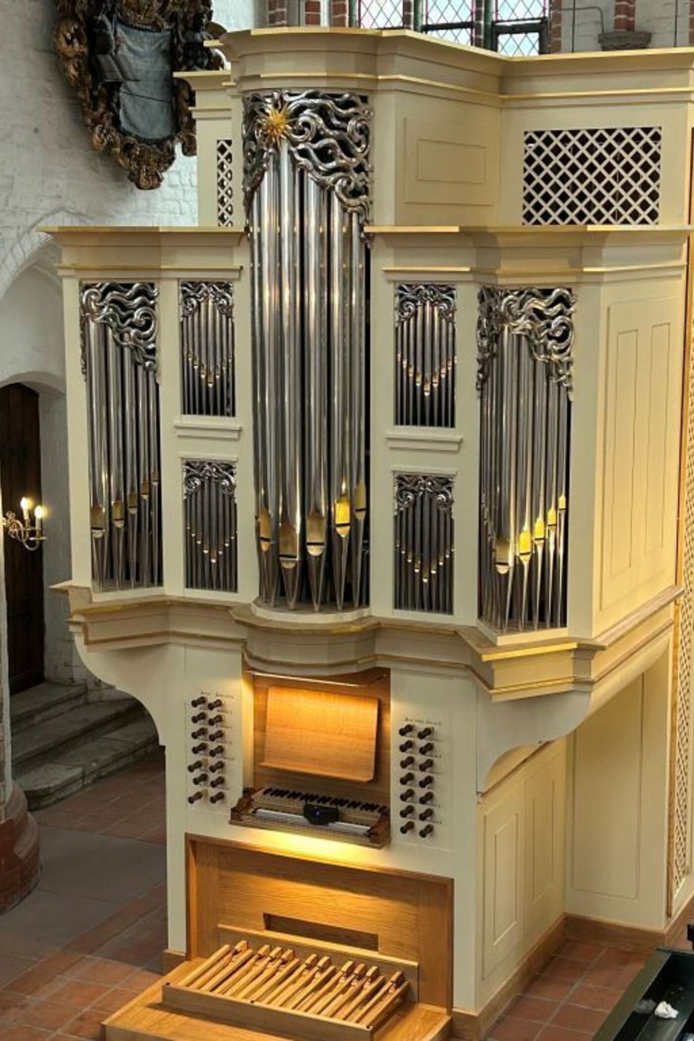 Eine Orgel in einem Kirchenraum.