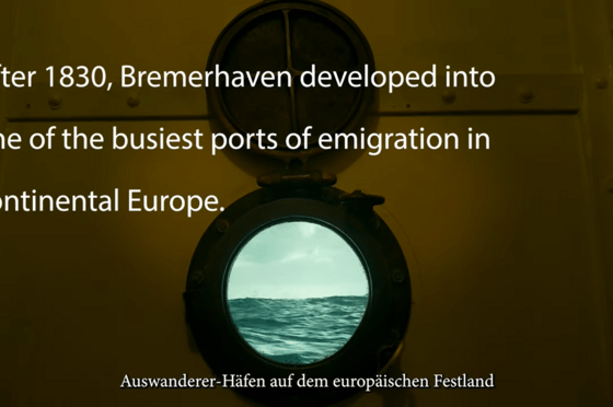 Blick auf ein Bullauge, durch das das Meer erkennbar ist. Weiß ist links oben in der Ecke zu lesen: "After 1830 Bremerhaven developed into one of the busiest ports of emigration in continental europe.