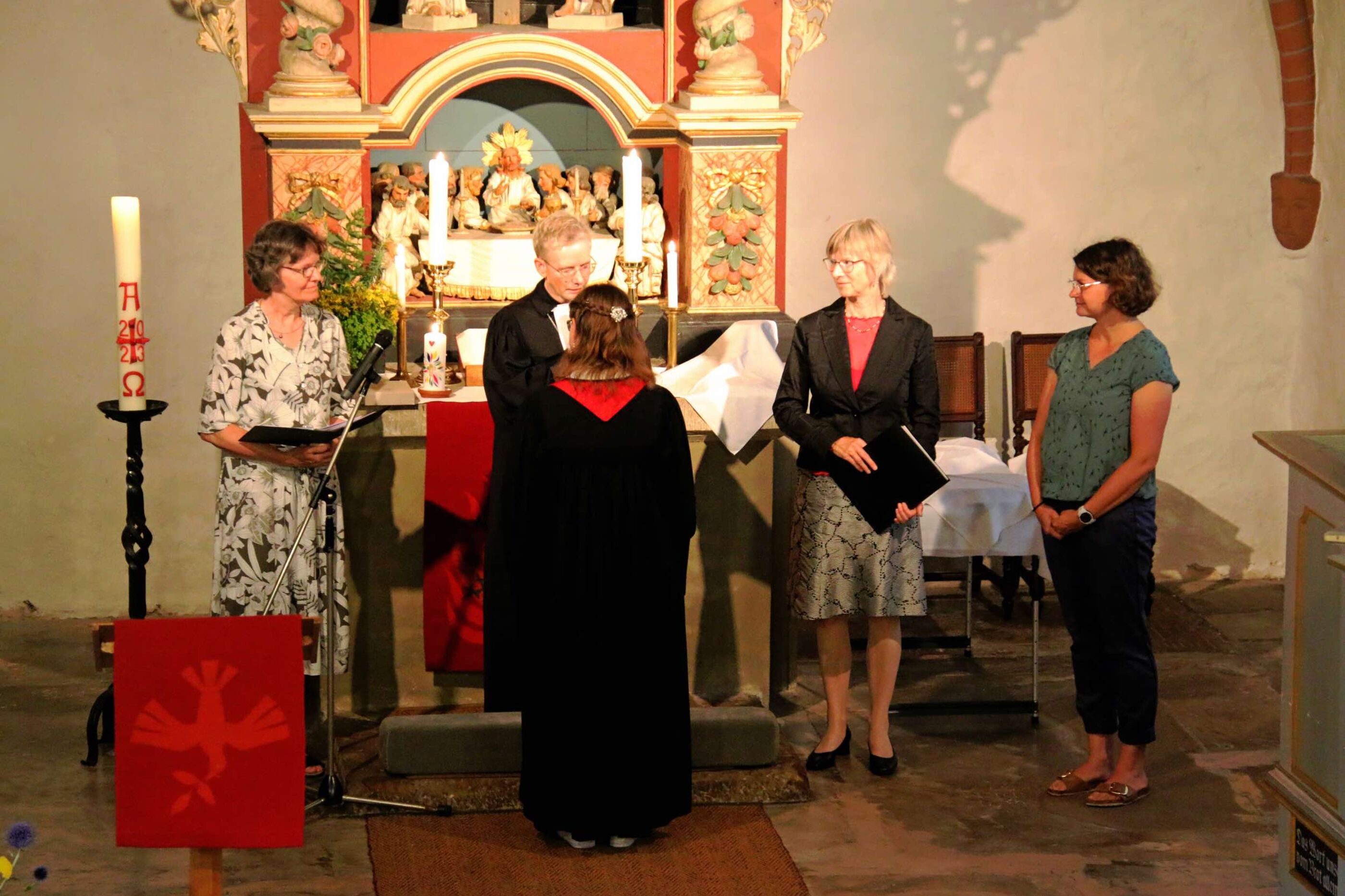 Laura Wolkenhauer wird in einem feierlichen Gottesdienst von Regionalbischöfin Petra Bahr ordiniert.