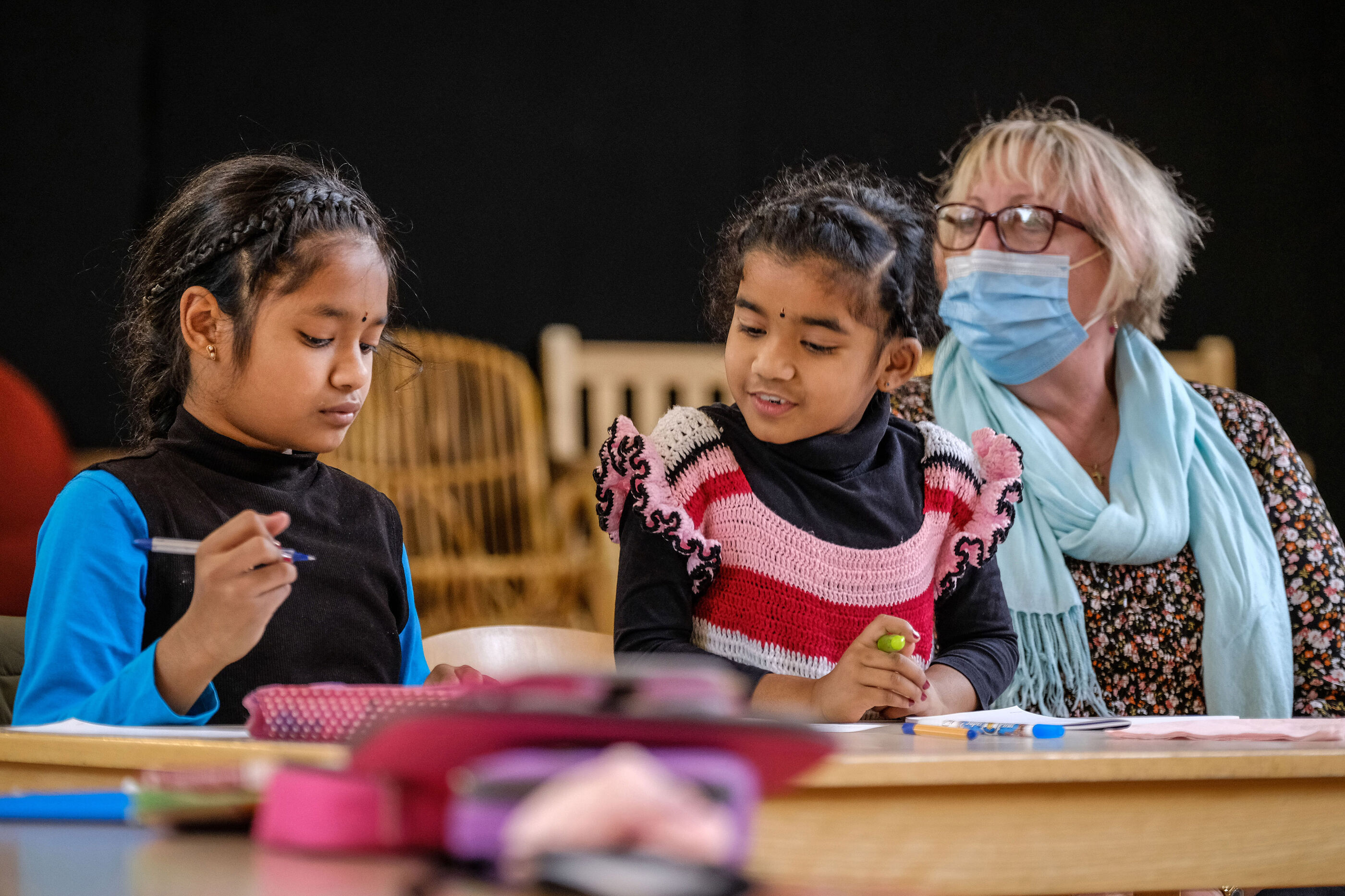 Zwei Maedchen lernen mit Diakonin Silke Wieker im Doehrener "Lernraum" 