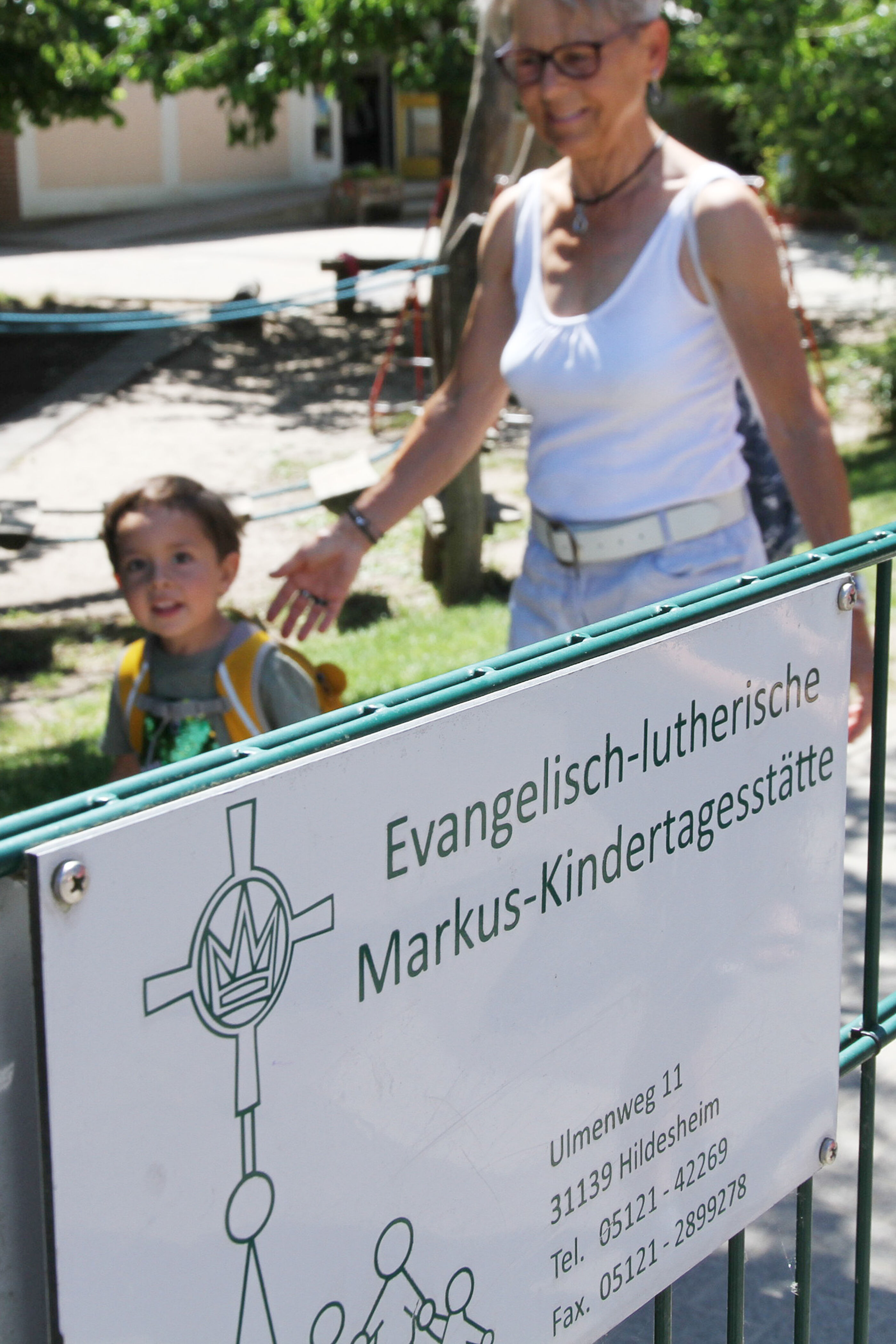 Wunschoma Carmen holt Enno aus dem Kindergarten ab. Foto: Lothar Veit