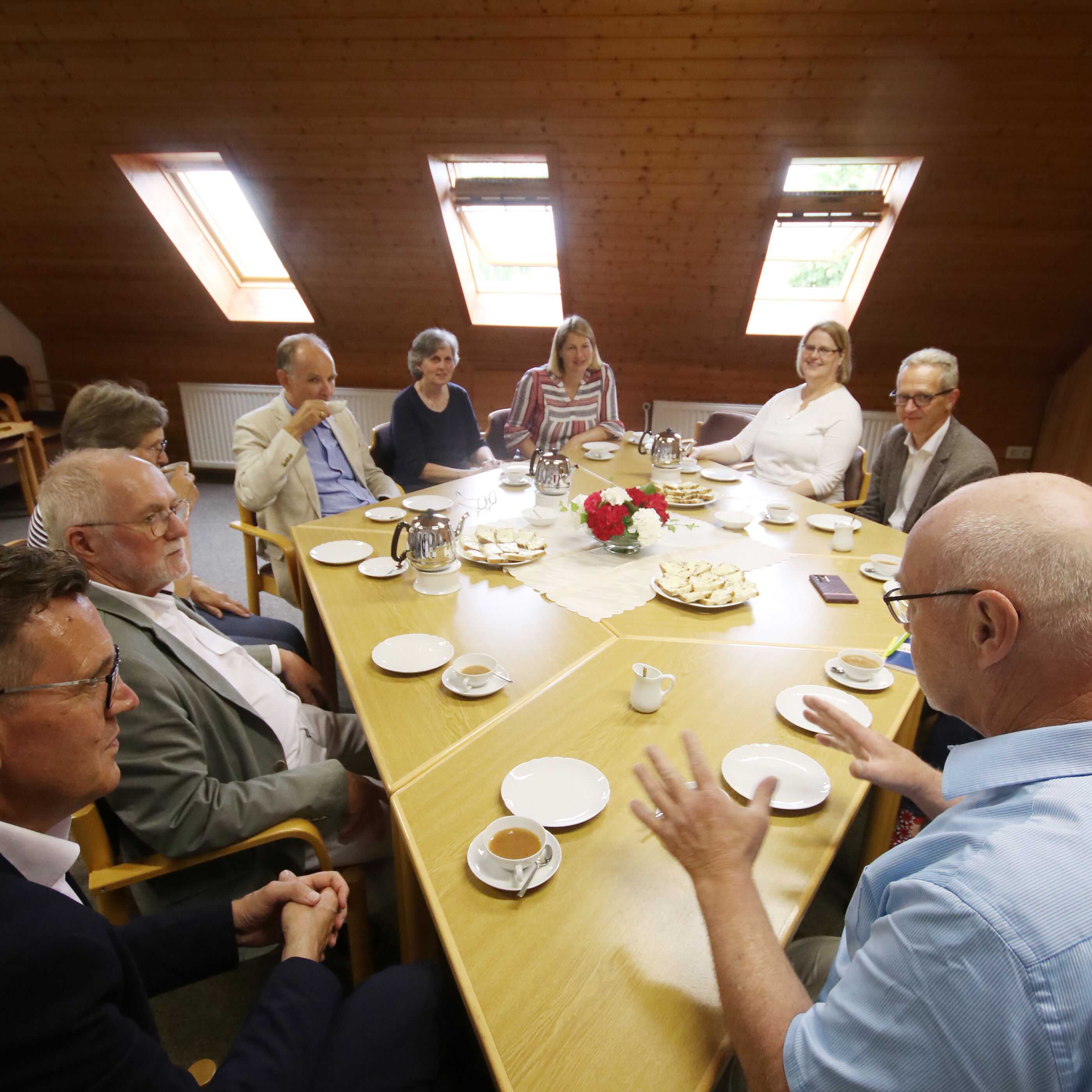 Teetafel in Middels mit Pastor Walter Uphoff (vorne rechts) und dem Kirchenvorstand. Foto: Maria Berentzen