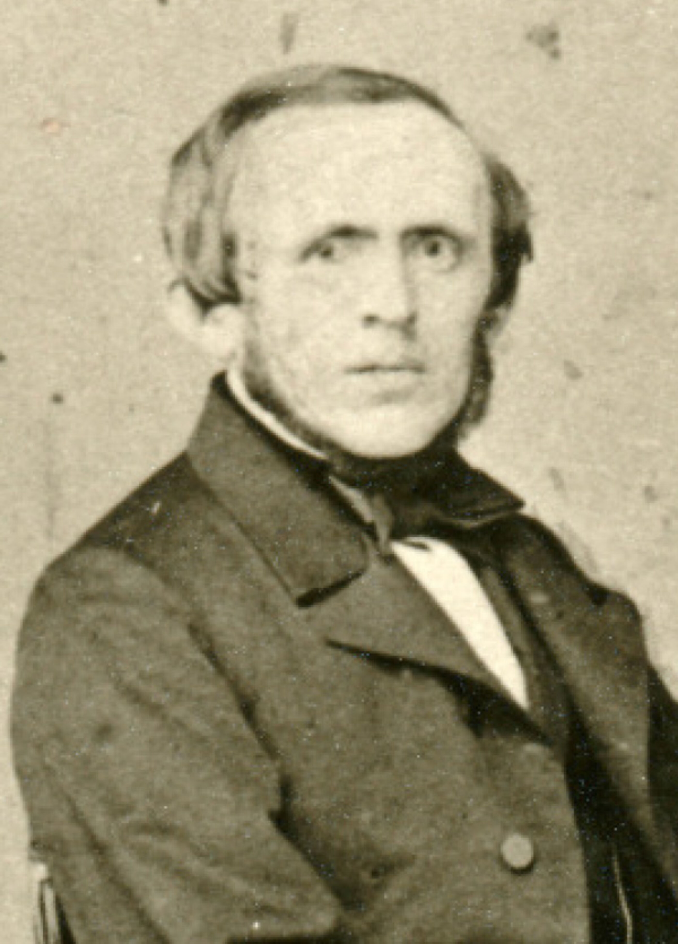 Das Bild zeigt eine schwarzweiße Aufnahme von Karl Lichtenberg, einer männlich lesbaren Person mit kurzen mittelblonden Haaren, einem Kinnbart, schwarzem Jackett, weißem Hemd und gebundener Schleife um den Hals.