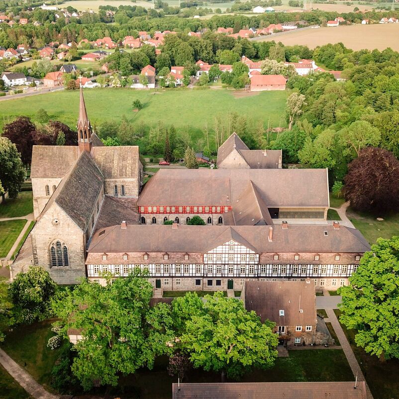 Blick aus der Luft auf die Gebäude des Kloster Loccum.