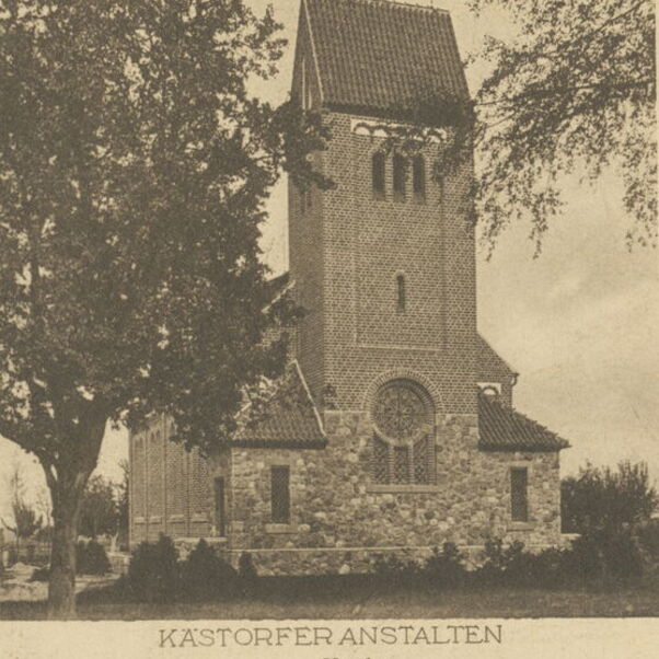 Das Bild zeigt eine alte Schwarzweiß-Aufnahme einer Kirche.