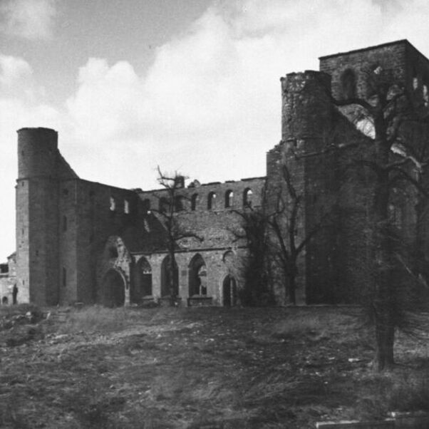 Das Schwarzweiß-Bild zeigt die Trümer einer im Krieg zerstörten Kirche.