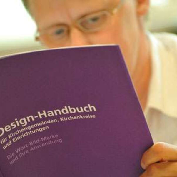 Fand bei den Synoalen reges Interesse - das neue Design-Handbuch der Landeskirche Hannovers