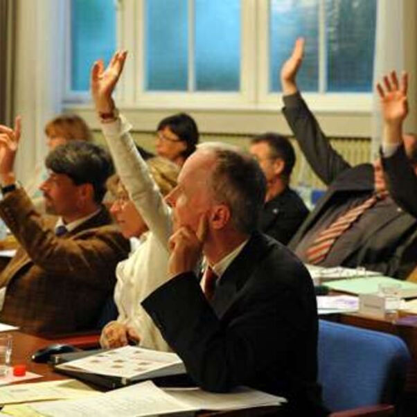"Wir sind dafür!" - Abstimmung per Handzeichen ist bei der Synode häufig.