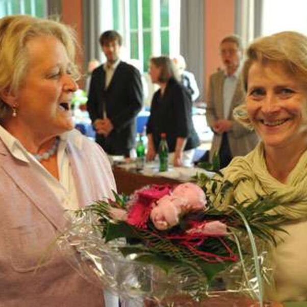 Glückwünsche für das Geburtstagskind Ruth Scheffler-Hitzegrad (Cadenberge) von Synodenpräsidentin Sabine Freifrau v. Richthofen 