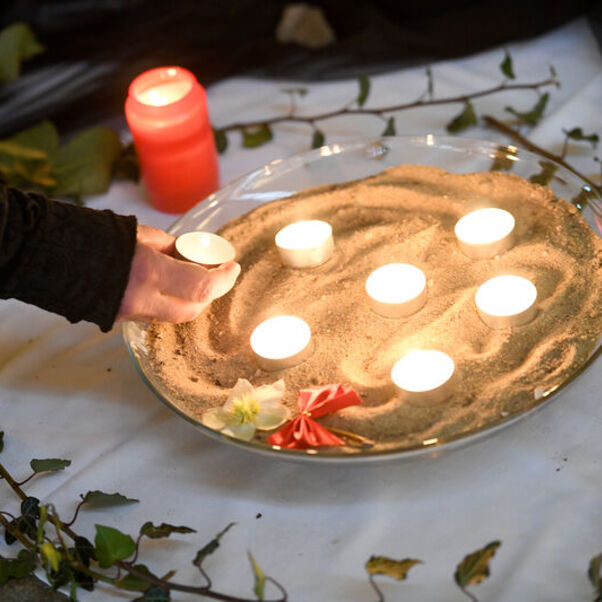 Kerzen zum Gedenken in der Corvinus-Kirche in Wunstorf