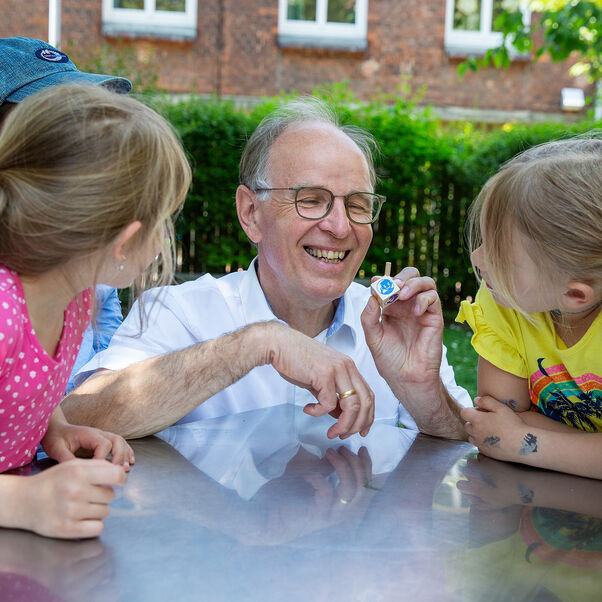 Landesbischof Ralf Meister verschenkt in diesem Jahr zur Einschulung Kreisel zum Spielen